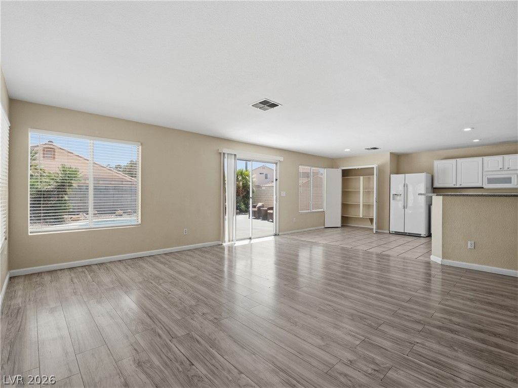 8717 Majestic Pine Avenue — photo 2