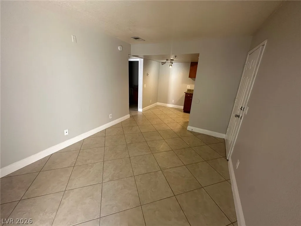 4200 VALLEY VIEW Boulevard 1051 — photo 3