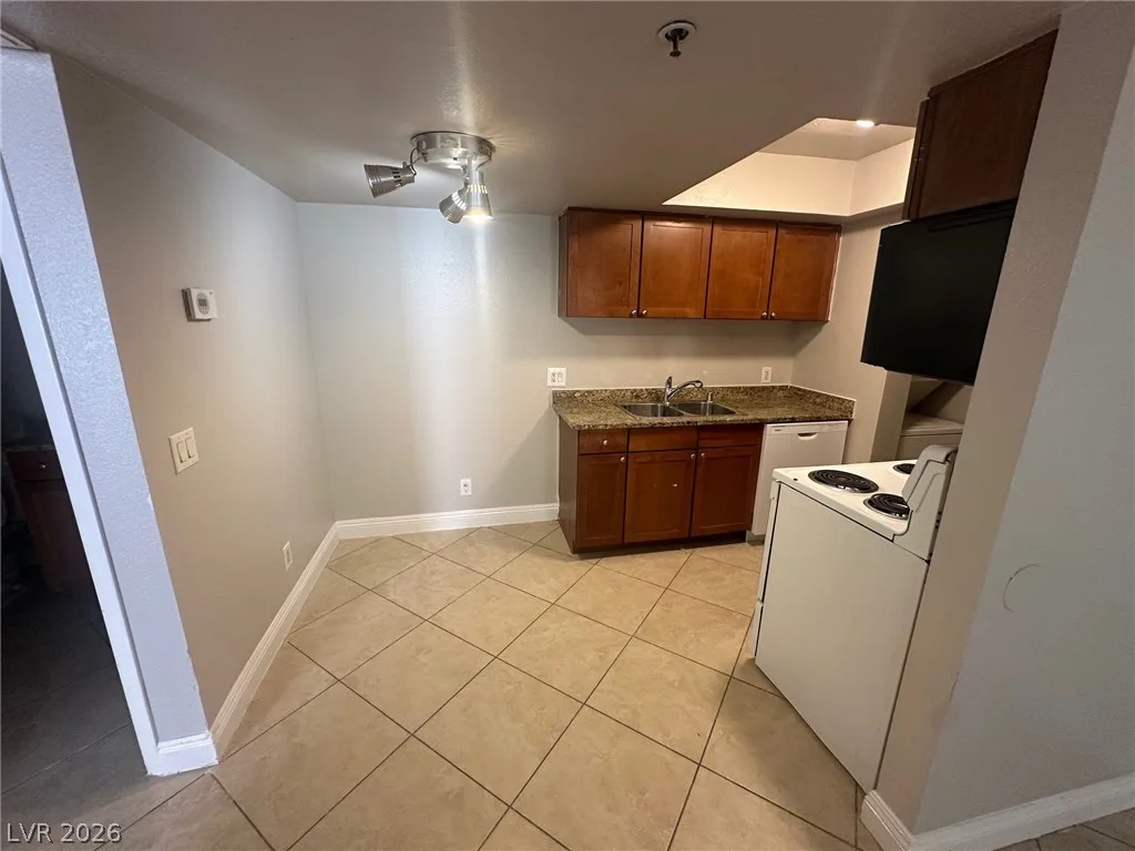 4200 VALLEY VIEW Boulevard 1051 — photo 5