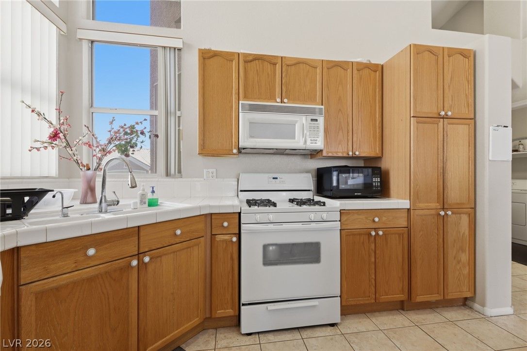 9642 Midnight Sun Avenue — photo 4