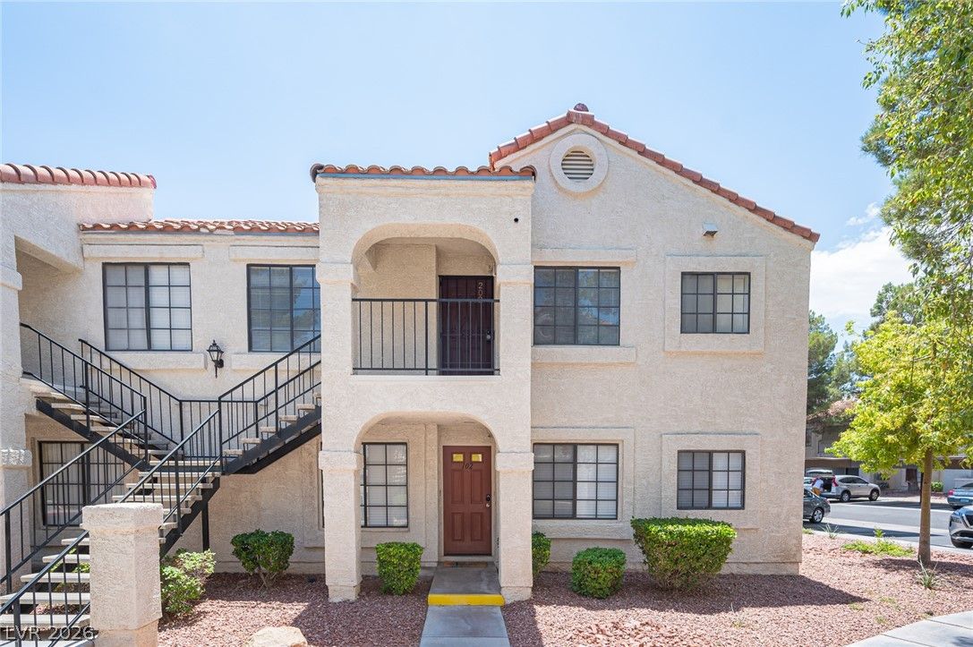 4729 Nara Vista Way 202 — photo 4 of 38