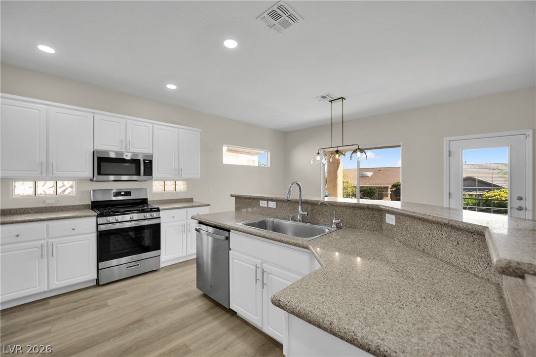 2847 Forest Grove Drive — photo 4 of 39
