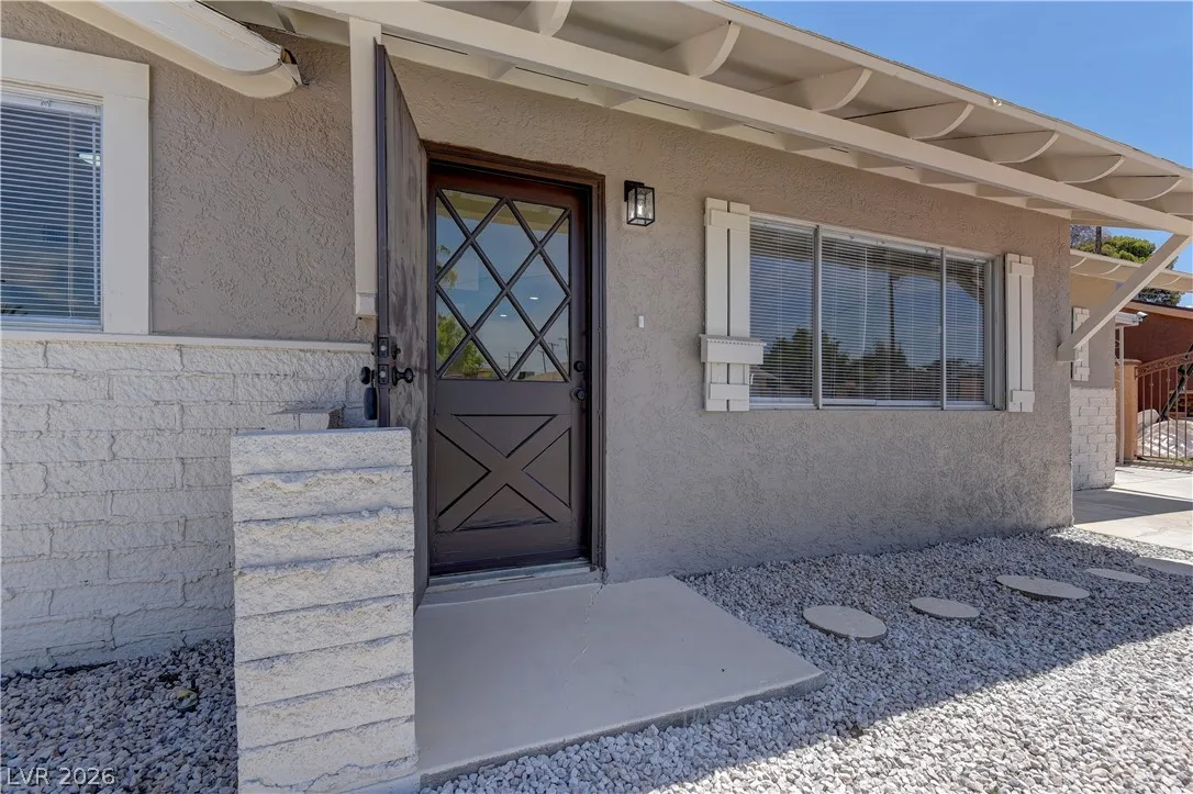 3056 Greenbriar Drive — photo 4