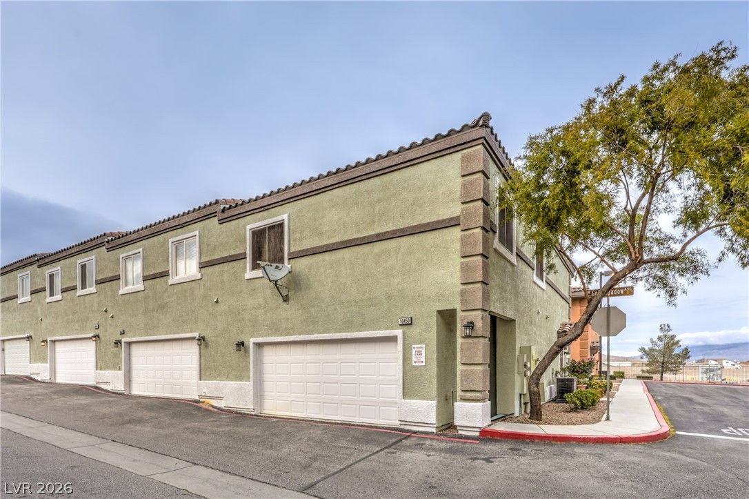 10450 Gold Shadow Avenue — photo 2