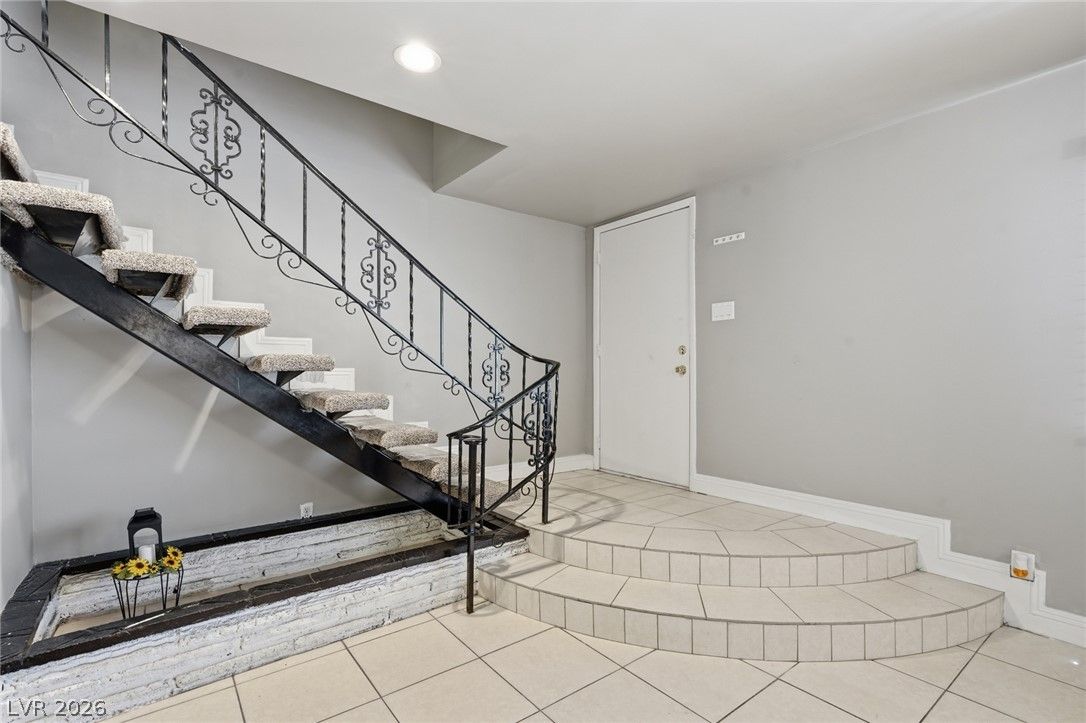 702 Greenbriar Townhouse Way — photo 2