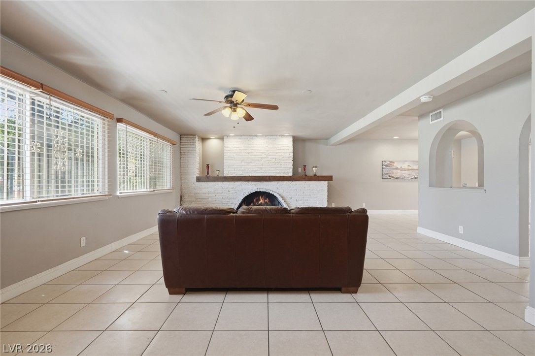 702 Greenbriar Townhouse Way — photo 4