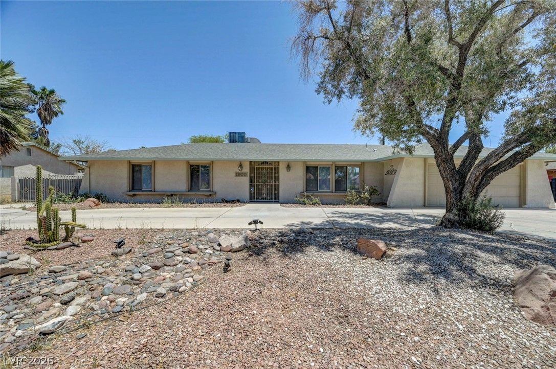 1900 Stonehaven Drive — photo 1