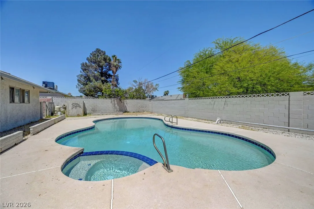 1900 Stonehaven Drive — photo 2