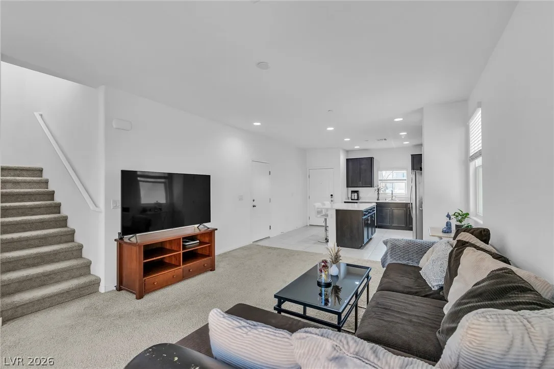94 Golden Aria Avenue — photo 2