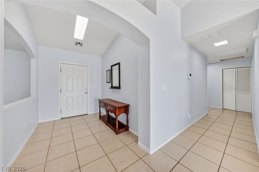 220 West Calvada Boulevard — photo 3
