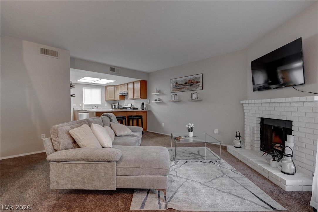 573 Sellers Place — photo 4 of 10