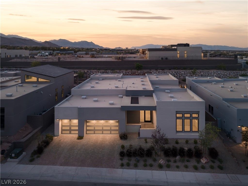 11050 Desert Heights Avenue — photo 3