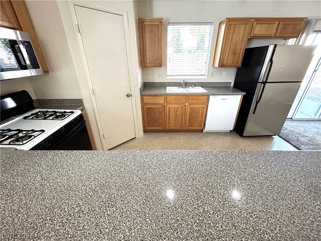 4916 River Splash Avenue — photo 4 of 25
