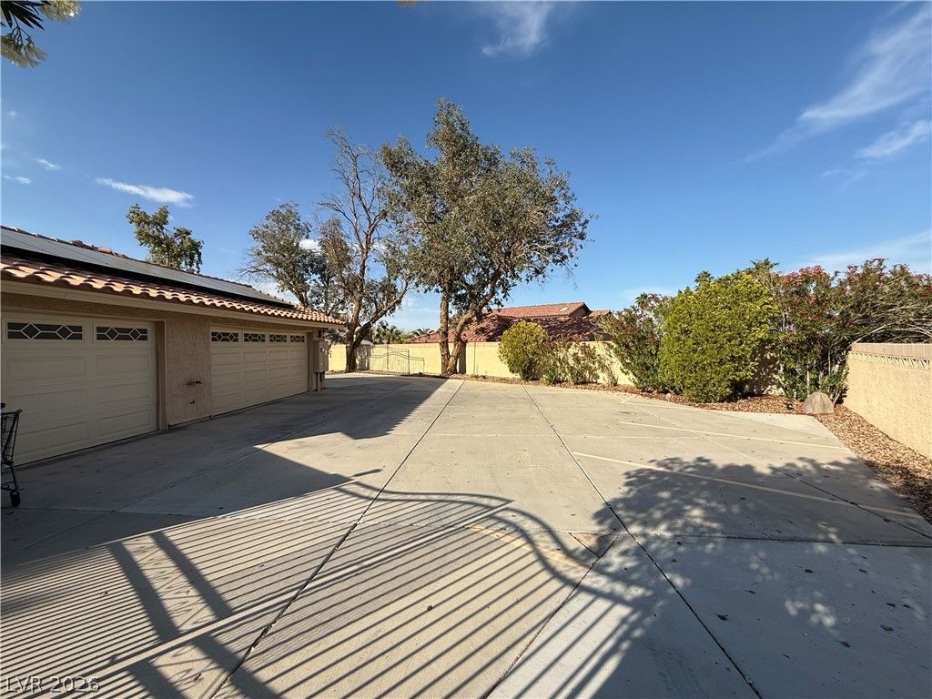 2975 Montessouri Street — photo 3 of 43