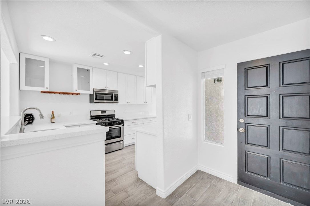 2124 Brighton Shore Street — photo 3