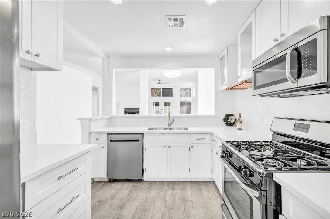 2124 Brighton Shore Street — photo 5