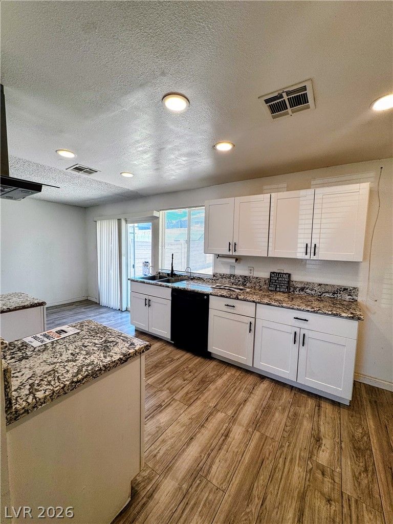 2539 Noble Street — photo 3 of 39