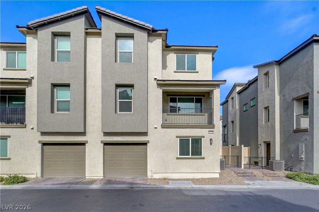 6944 Skyline Blue Street — photo 2