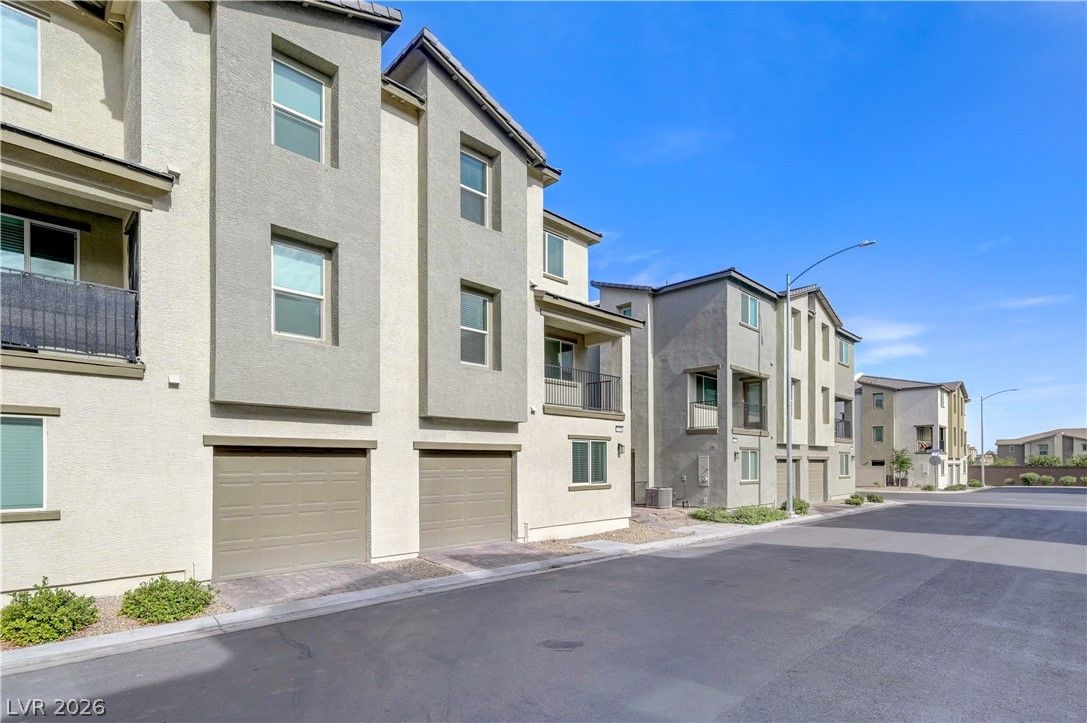 6944 Skyline Blue Street — photo 3
