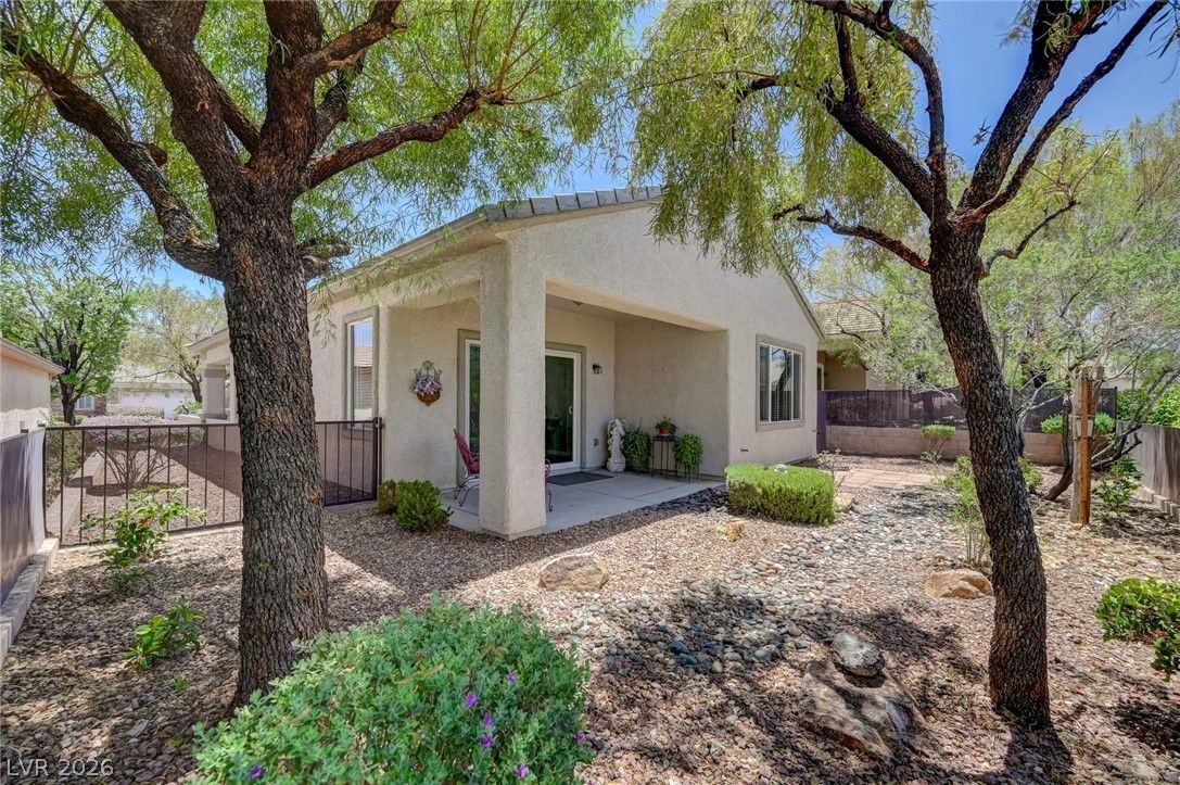 2521 Crater Rock Street — photo 2