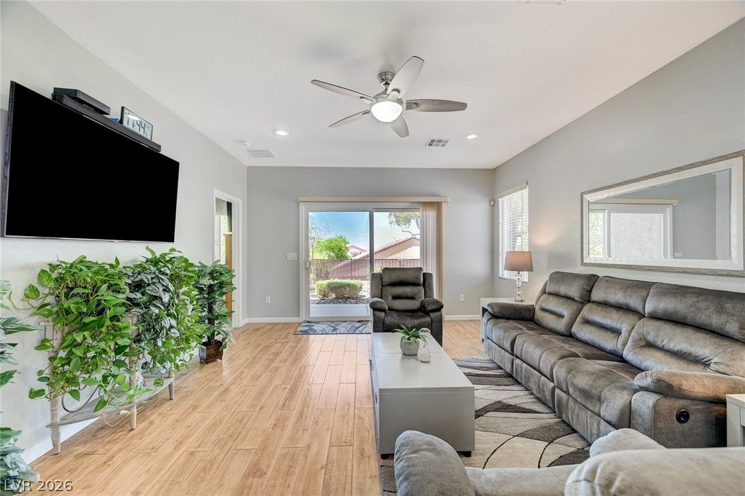 2521 Crater Rock Street — photo 5