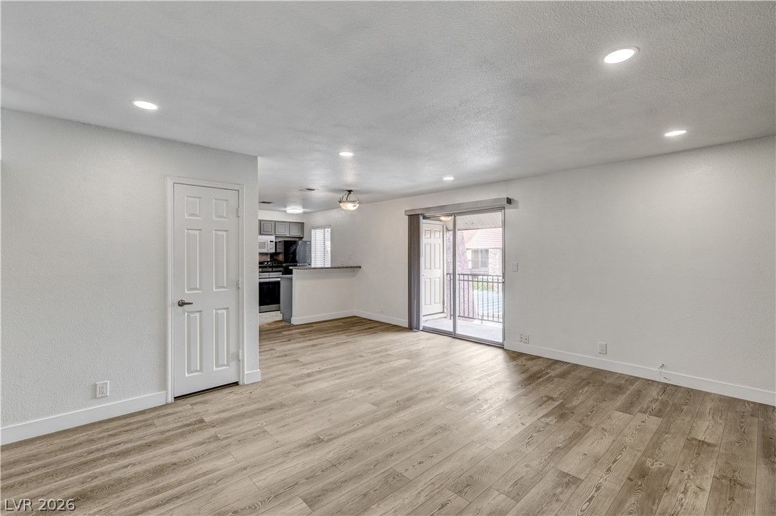 5404 River Glen Drive 362 — photo 4