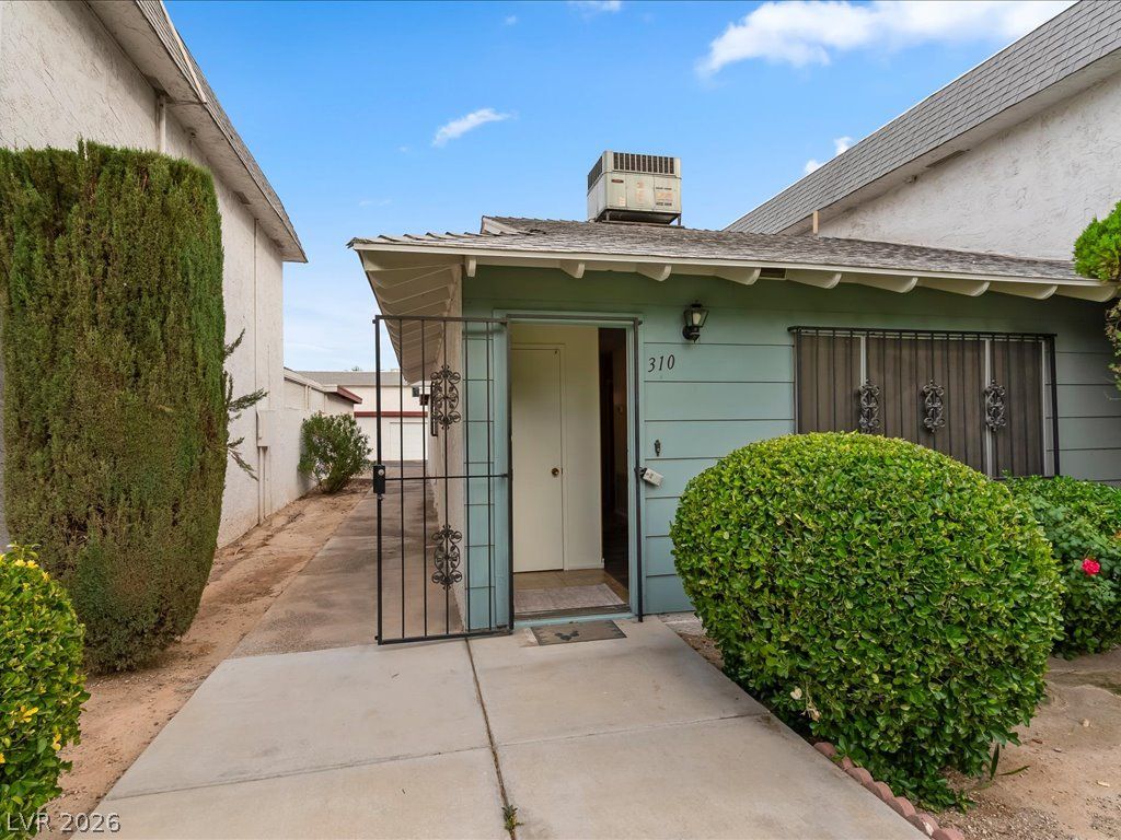 310 Greenbriar Townhouse Way — photo 2