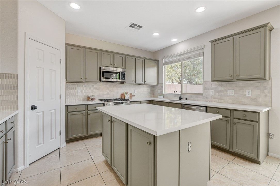 4420 Desert Haven Avenue — photo 2