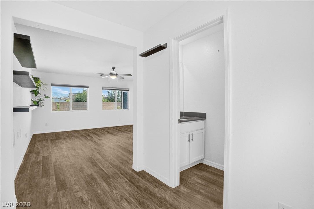 1586 Gold Sunset Avenue — photo 3 of 44