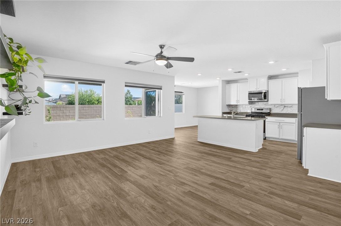 1586 Gold Sunset Avenue — photo 4 of 44