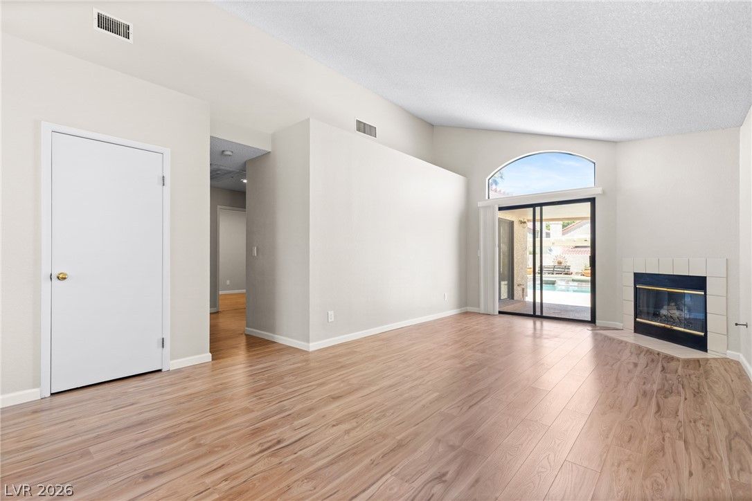 2712 Strathmoor Drive — photo 2 of 40