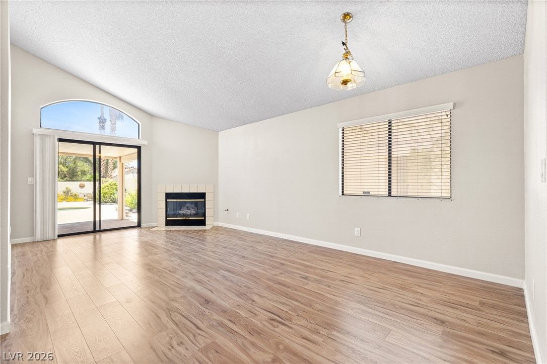 2712 Strathmoor Drive — photo 4 of 40