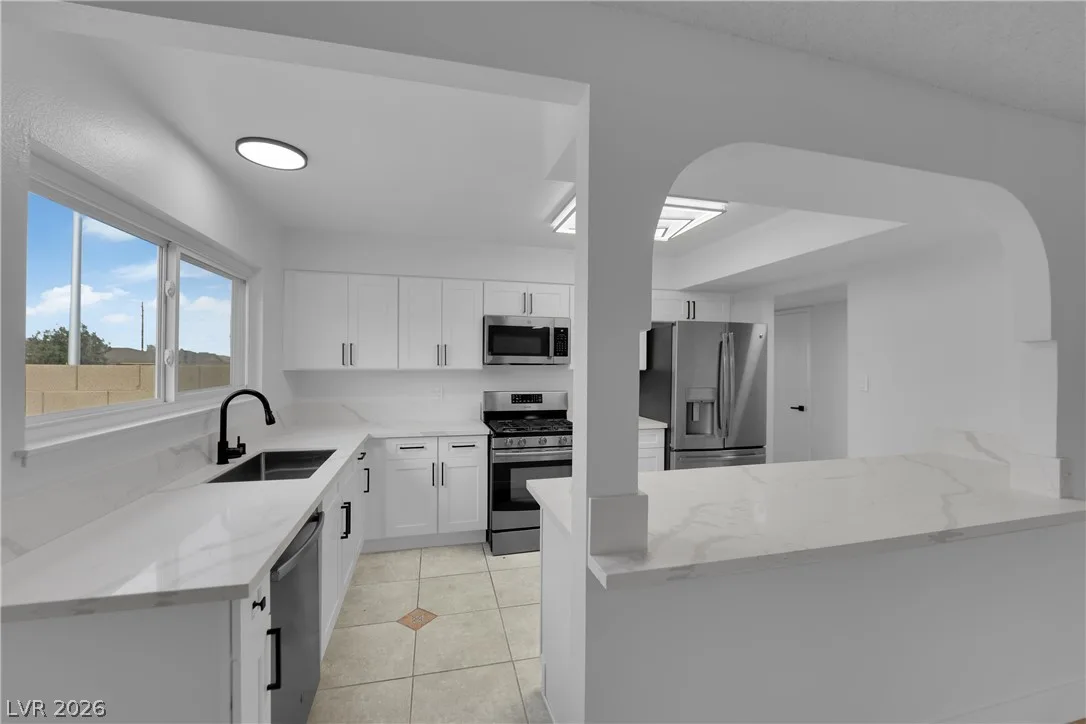 100 Sedran Place — photo 4 of 32