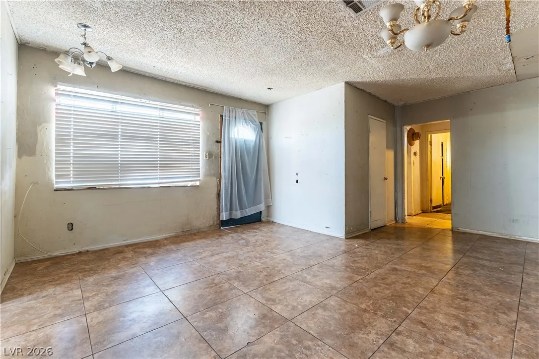 2419 North Gateway Road — photo 4