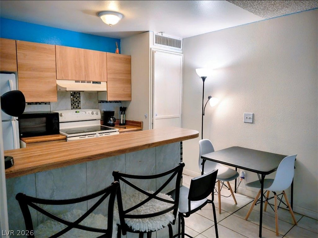 1381 East University Avenue 307 — photo 3 of 18