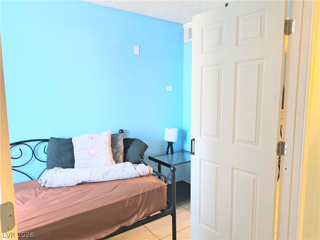 1381 East University Avenue 307 — photo 5 of 18