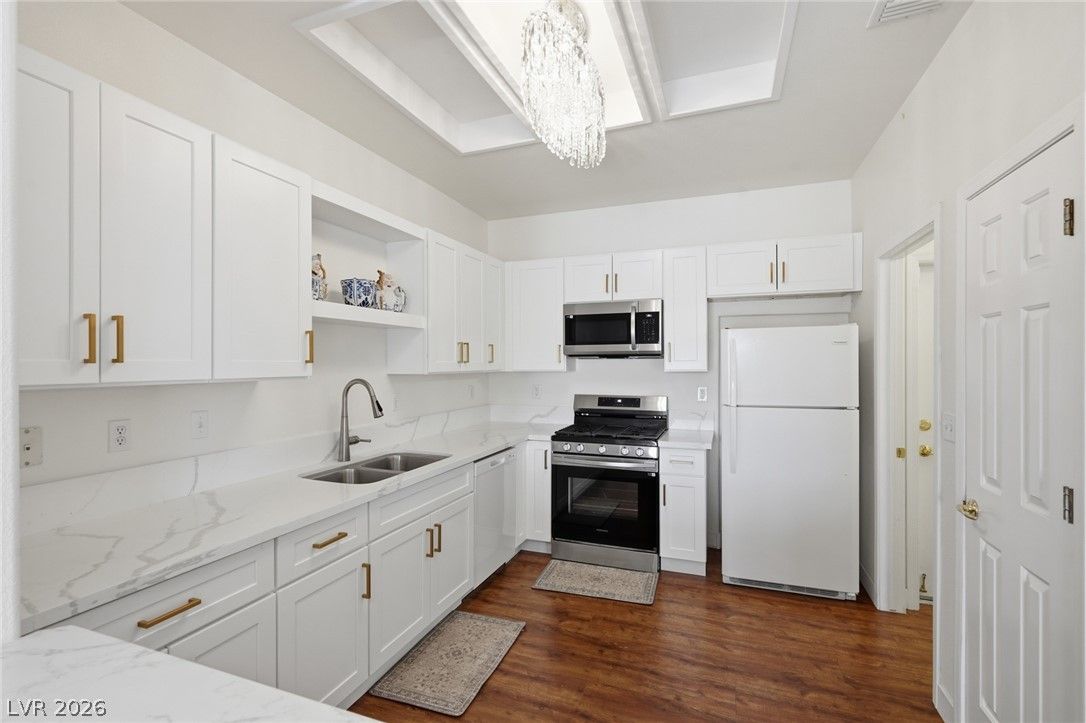11013 Mission Lakes Avenue — photo 4 of 25