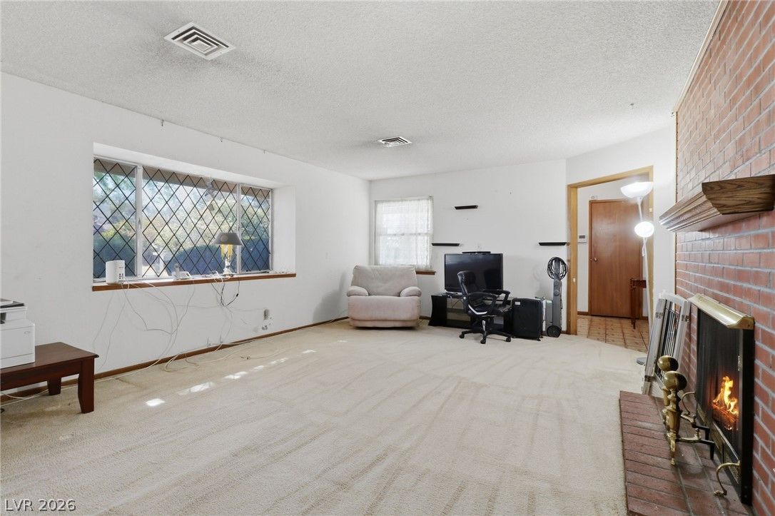 1209 Oak Tree Lane — photo 5