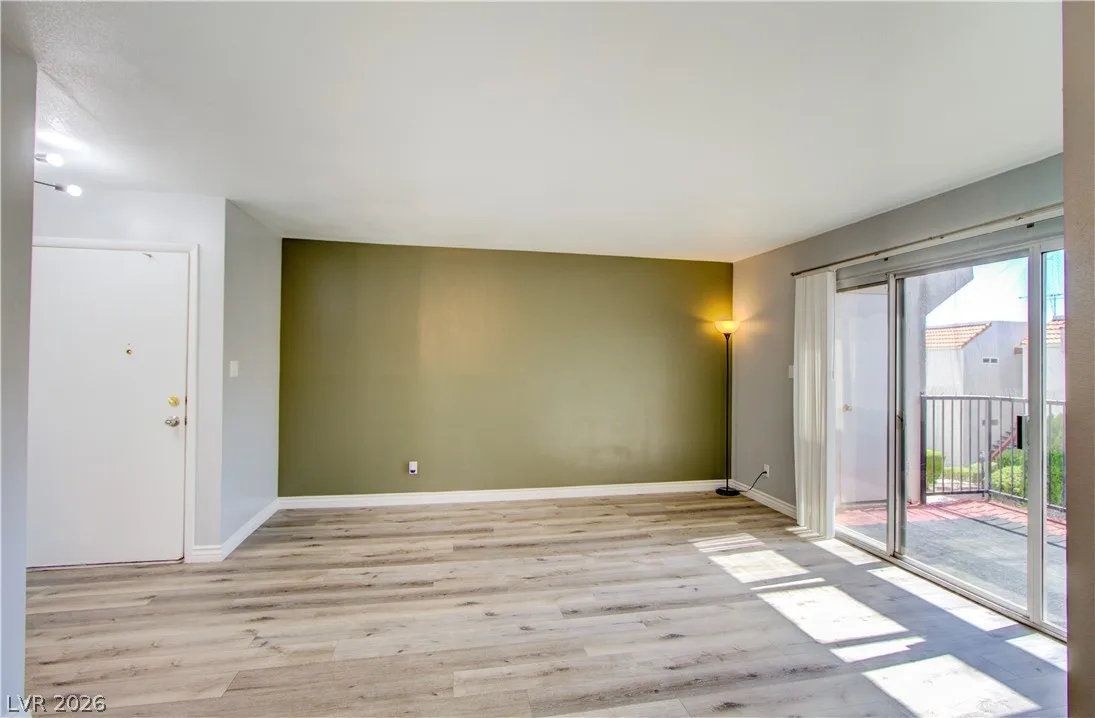 870 B 803 — photo 4 of 13