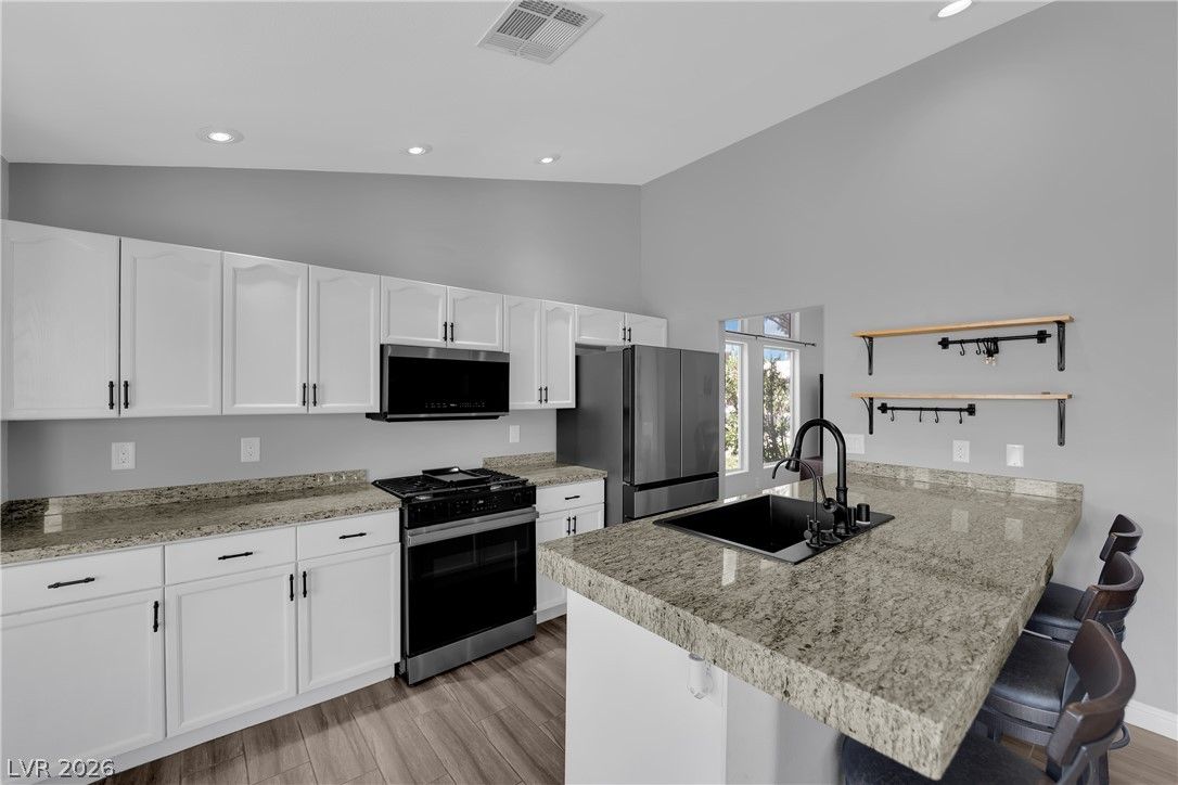 7729 White Grass Avenue — photo 3