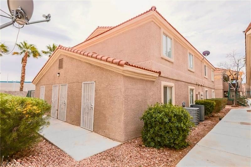 2201 James Bilbray Drive — photo 3 of 21