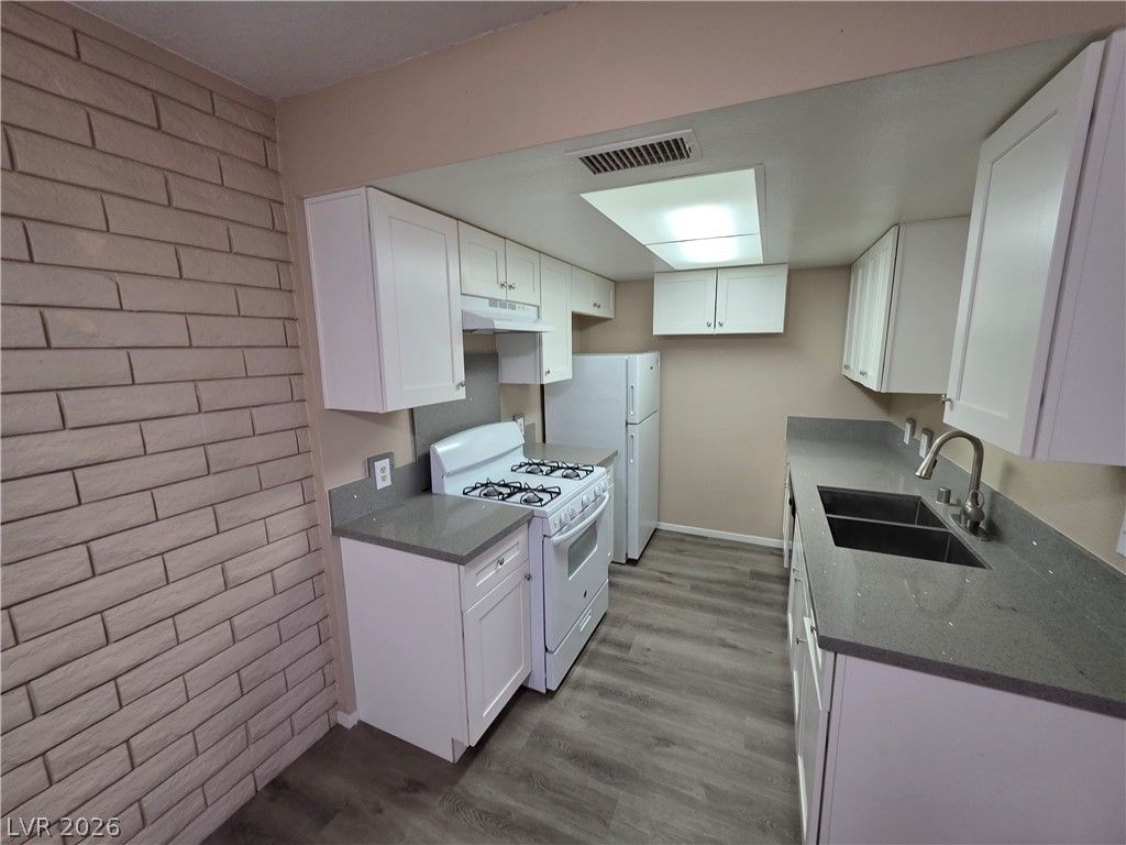 3009 Saint George Street F — photo 2 of 42