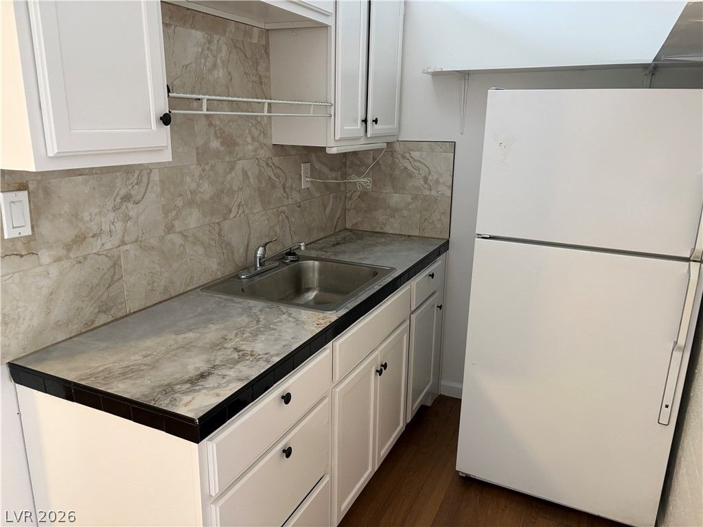 2125 Elm Avenue 2 — photo 3 of 6