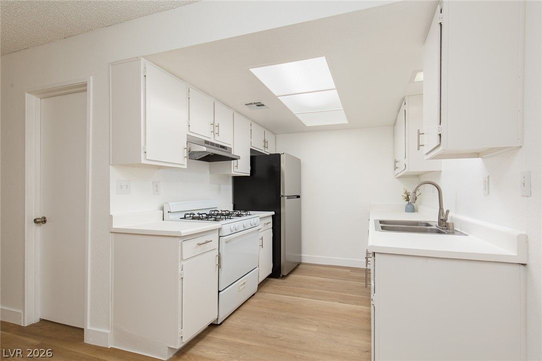 449 North Lamb Boulevard G — photo 3 of 24