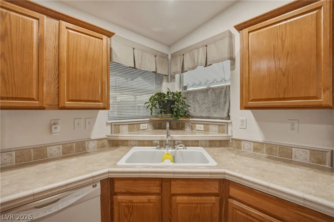 881 Montecito Drive — photo 4