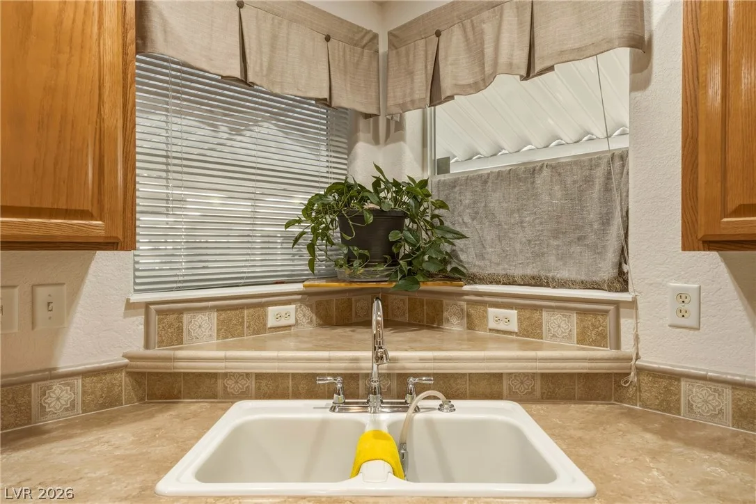 881 Montecito Drive — photo 5