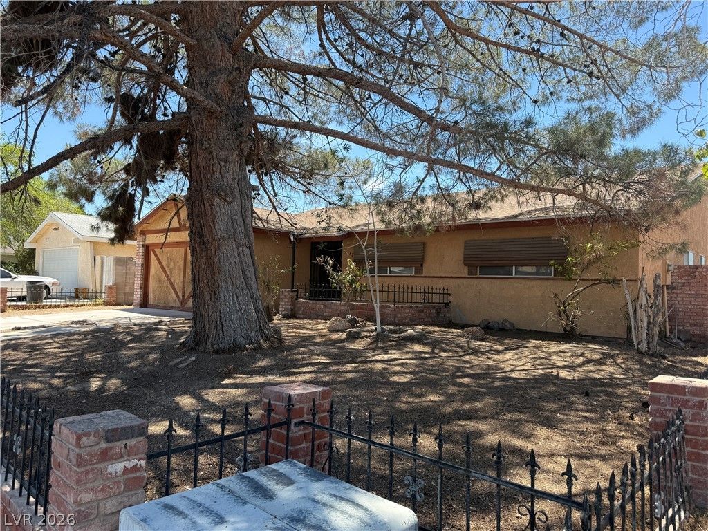1712 Rockcrest Drive — photo 3 of 13
