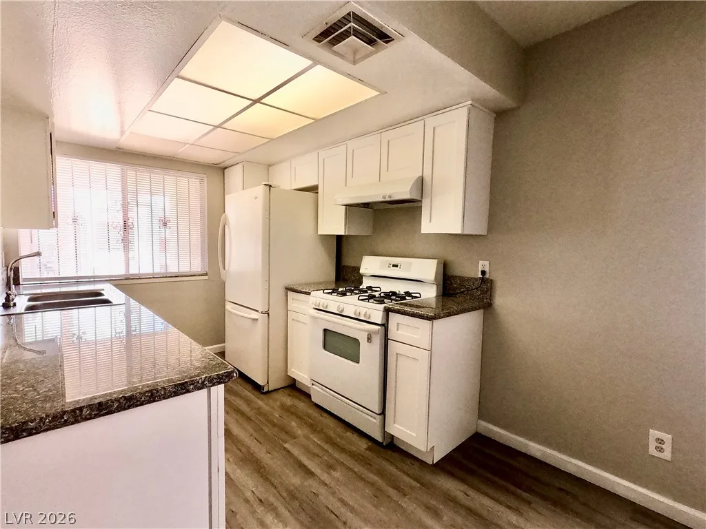 1405 Vegas Valley Drive 298 — photo 5