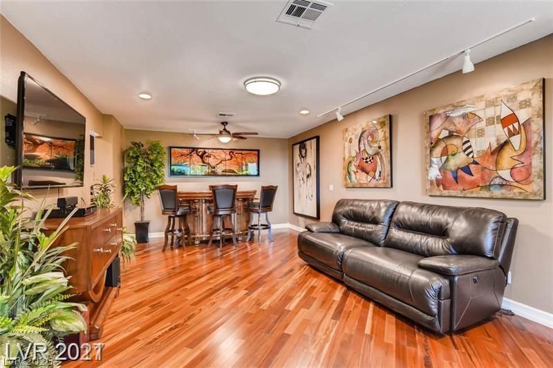 121 East Mulberry Drive — photo 3 of 10