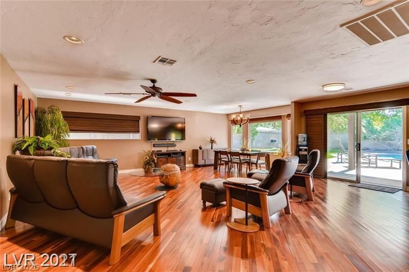 121 East Mulberry Drive — photo 5 of 10